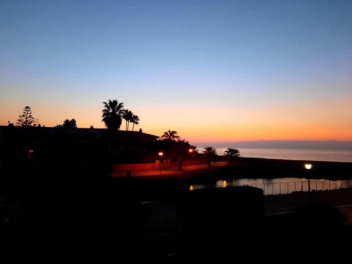 Appartement Cosy House With Garden Infront Of The Sea à Creixell Extérieur photo